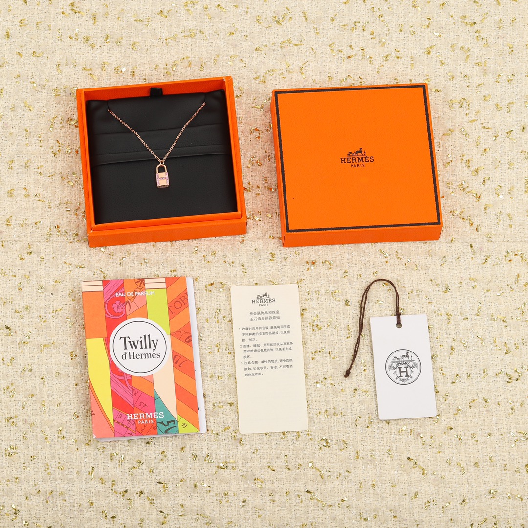 HERMES Amulettes Cadenas collier en or rose avec diamants et pendentif cadenas