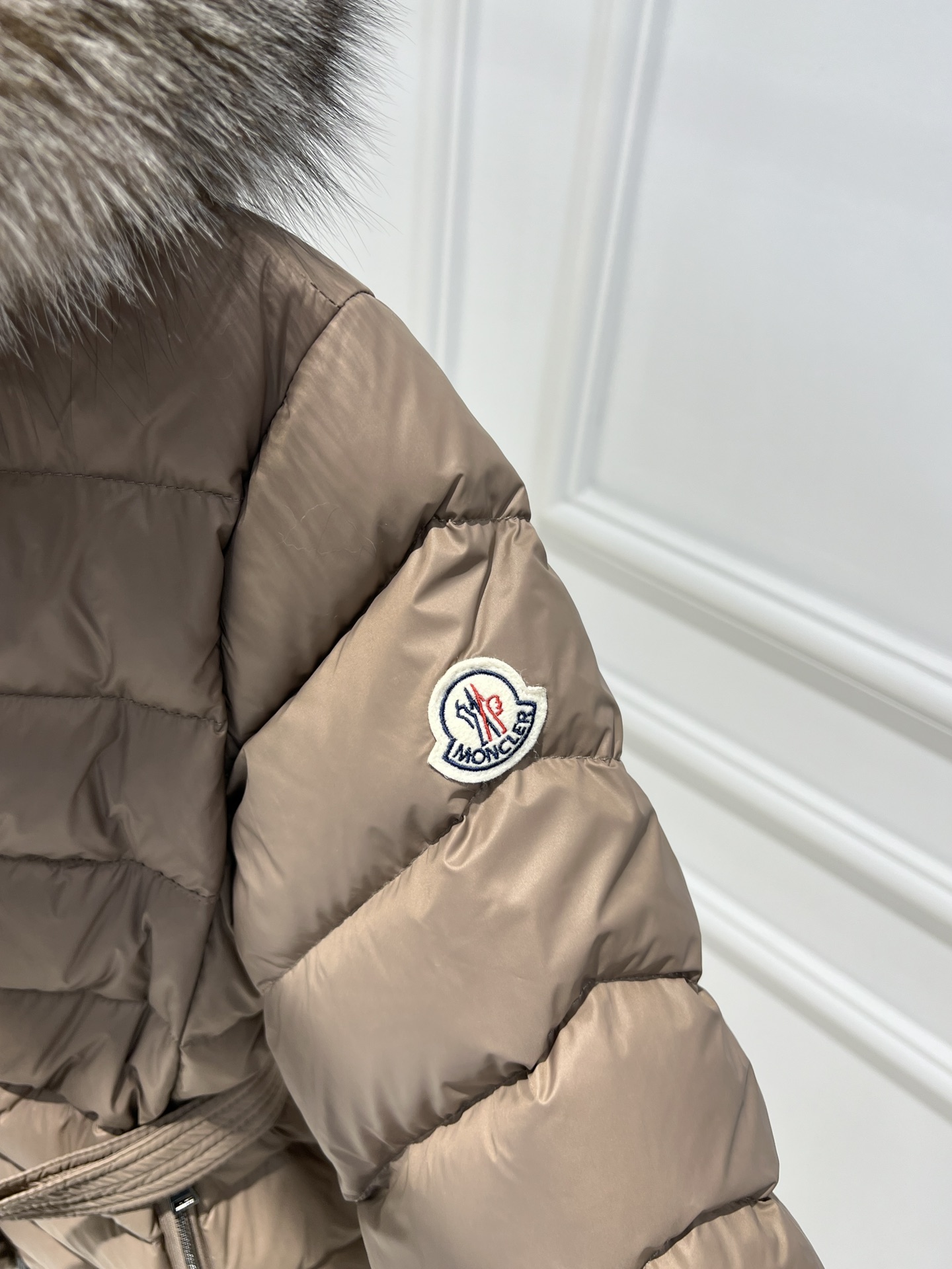 High-end Moncler winter fox fur belt-down jacket in black, gray, gold-brown. Sizes 1-4.-Big cat