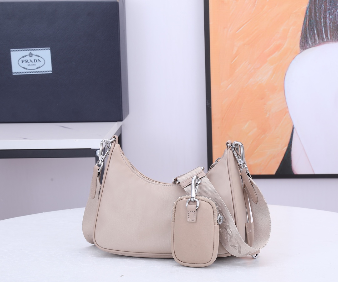 Valentino 新款nylon Hobo手拎/腋下包