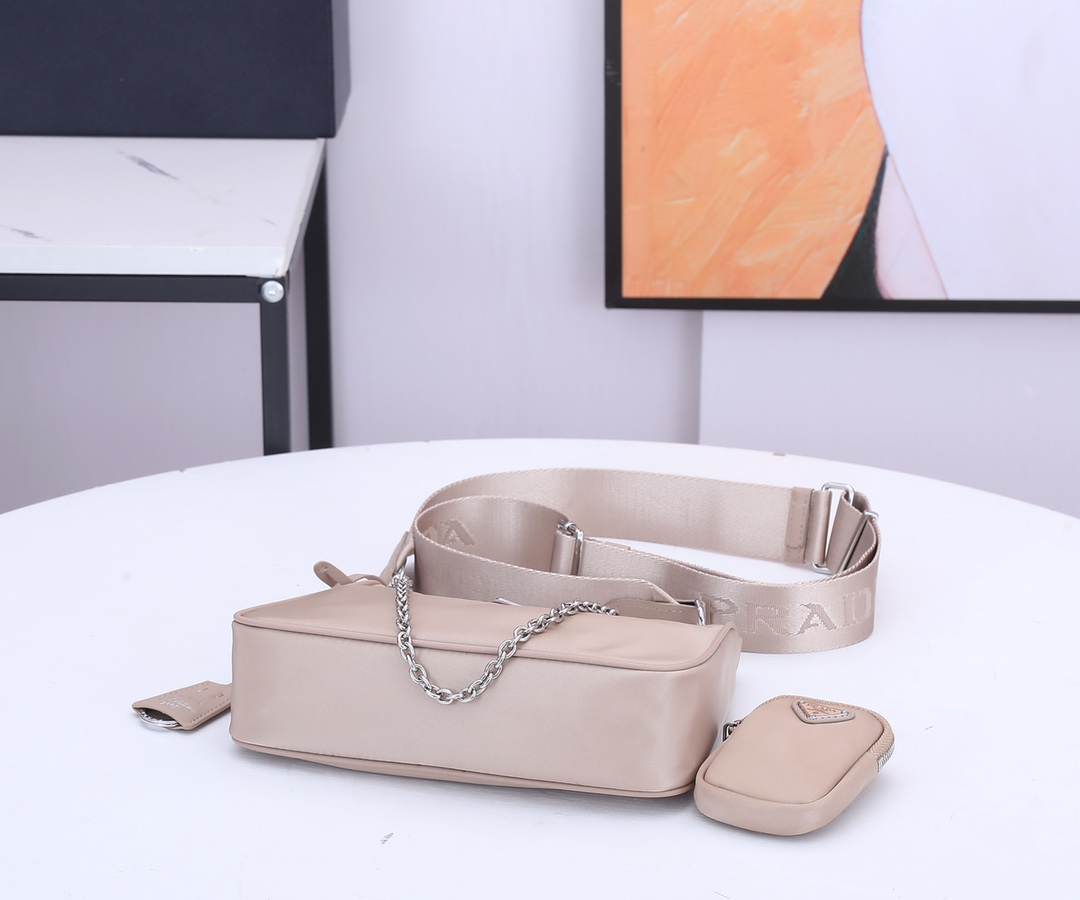 Valentino 新款nylon Hobo手拎/腋下包