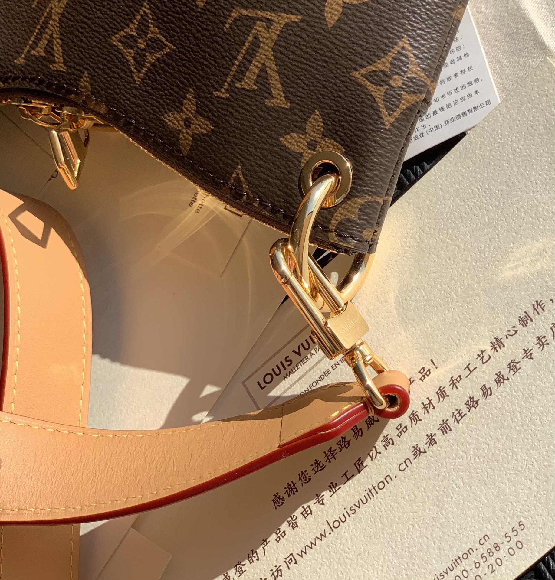 🌼 m45354 尺寸28 x 25 x 9 cm亲们瞧瞧这款，L*V新款odeon牛角包，官网1330