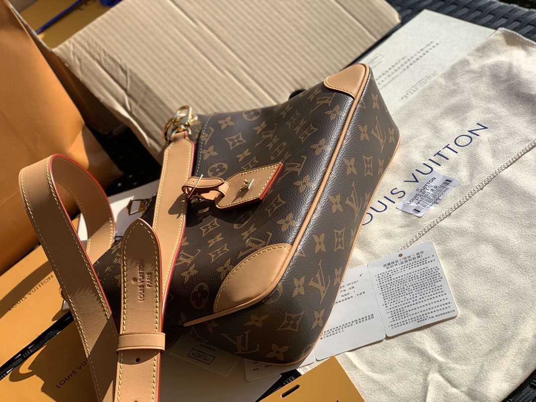 🌼 m45354 尺寸28 x 25 x 9 cm亲们瞧瞧这款，L*V新款odeon牛角包，官网1330