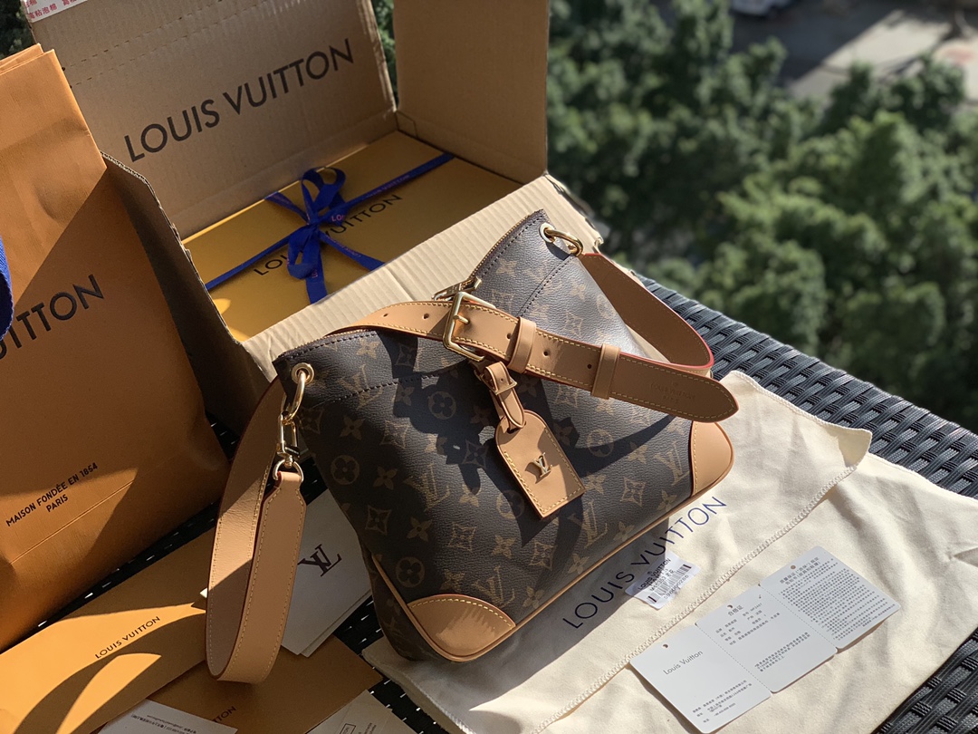 🌼 m45354 尺寸28 x 25 x 9 cm亲们瞧瞧这款，L*V新款odeon牛角包，官网1330