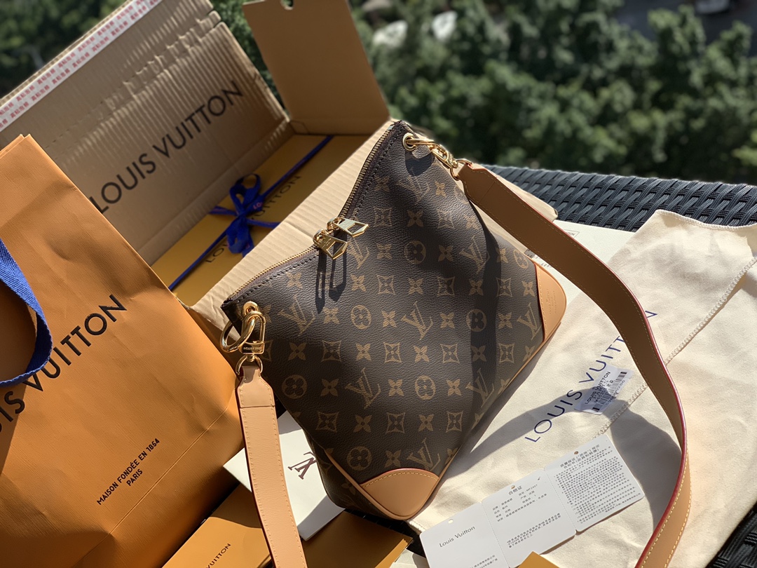 🌼 m45354 尺寸28 x 25 x 9 cm亲们瞧瞧这款，L*V新款odeon牛角包，官网1330