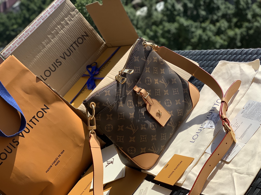 🌼 m45354 尺寸28 x 25 x 9 cm亲们瞧瞧这款，L*V新款odeon牛角包，官网1330