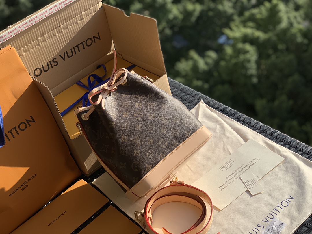 🌼 m40817尺寸22 x 24 x 15cm L*V四大金刚之一重磅来袭，经典NOE BB 水桶包！