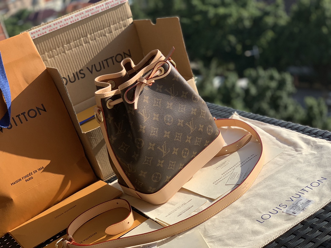 🌼 m40817尺寸22 x 24 x 15cm L*V四大金刚之一重磅来袭，经典NOE BB 水桶包！