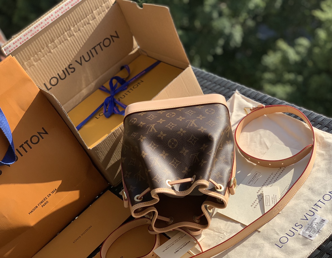 🌼 m40817尺寸22 x 24 x 15cm L*V四大金刚之一重磅来袭，经典NOE BB 水桶包！