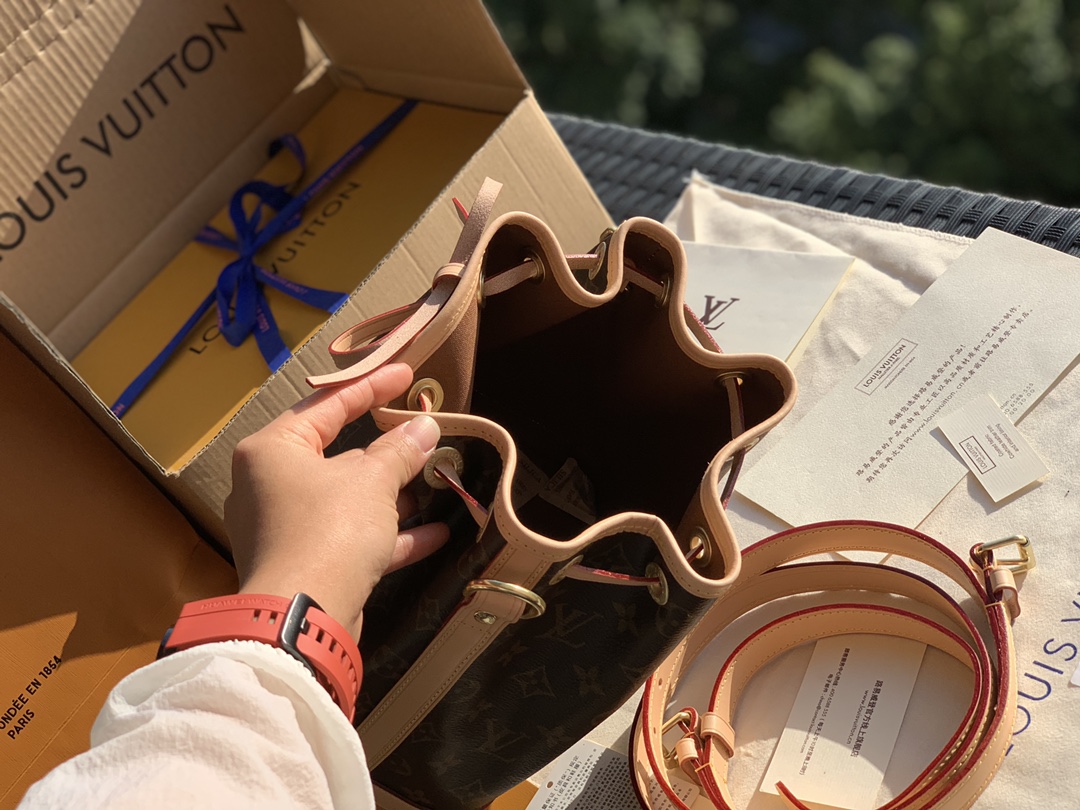 🌼 m40817尺寸22 x 24 x 15cm L*V四大金刚之一重磅来袭，经典NOE BB 水桶包！