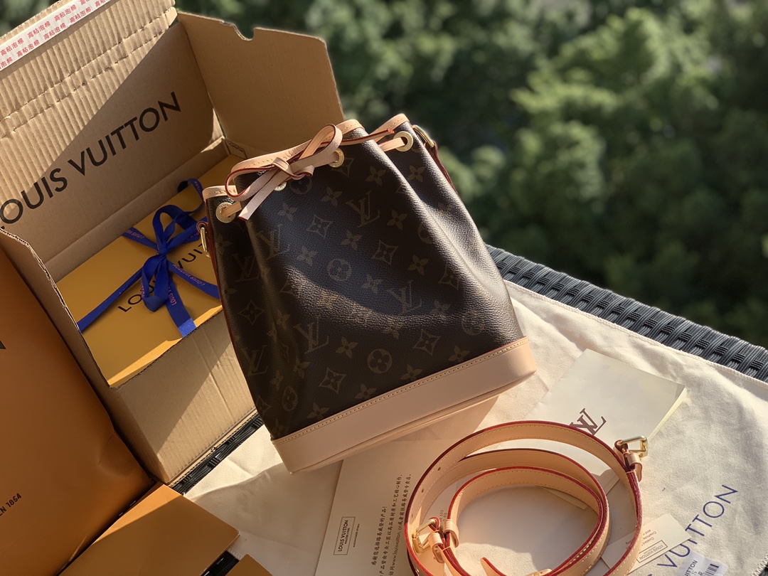 🌼 m40817尺寸22 x 24 x 15cm L*V四大金刚之一重磅来袭，经典NOE BB 水桶包！