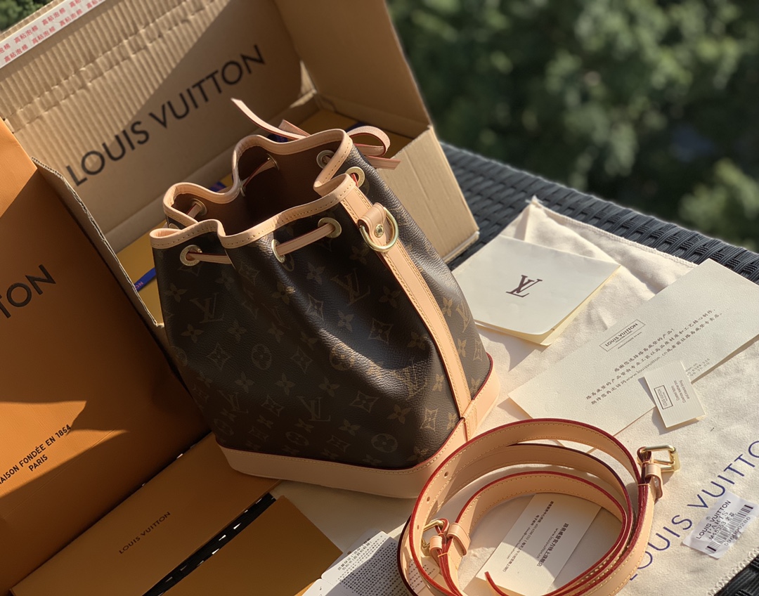 🌼 m40817尺寸22 x 24 x 15cm L*V四大金刚之一重磅来袭，经典NOE BB 水桶包！