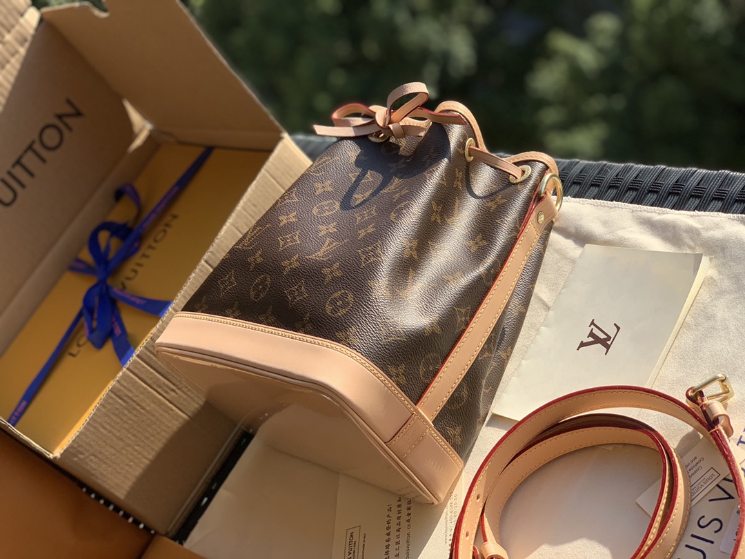 🌼 m40817尺寸22 x 24 x 15cm L*V四大金刚之一重磅来袭，经典NOE BB 水桶包！