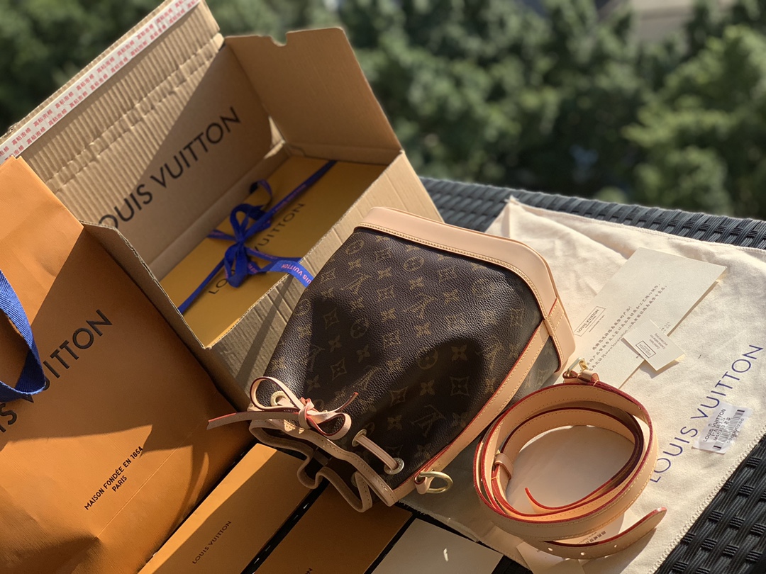 🌼 m40817尺寸22 x 24 x 15cm L*V四大金刚之一重磅来袭，经典NOE BB 水桶包！