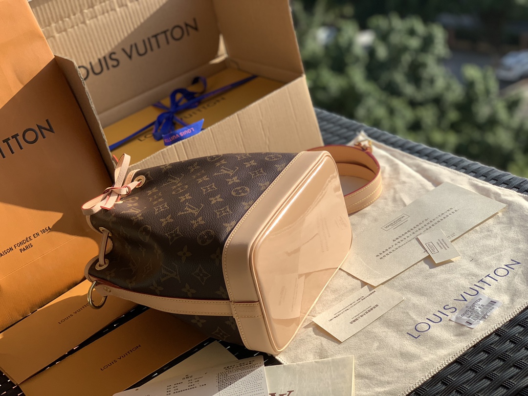 🌼 m40817尺寸22 x 24 x 15cm L*V四大金刚之一重磅来袭，经典NOE BB 水桶包！