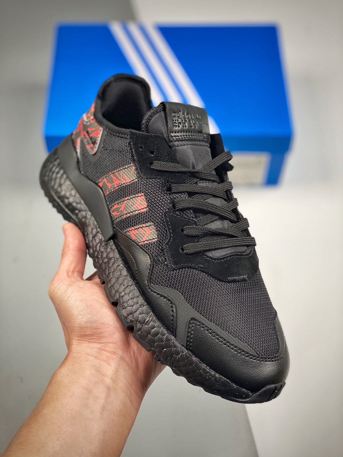 AD Nite Jogger Boost Negro y Rojo Claro Trébol Colaboración Night Runner N.º de artículo: FW6690 Zapatillas de running …