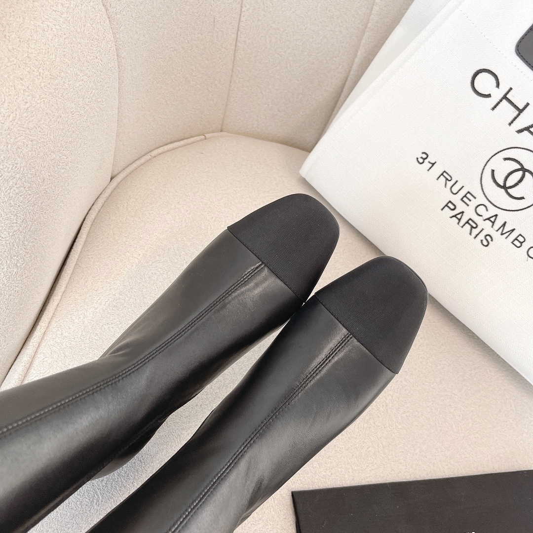 Chanel-Style Two-Tone Lambskin Ankle Boots with Block Heel and CC Logo 7 i1638609247 470 5