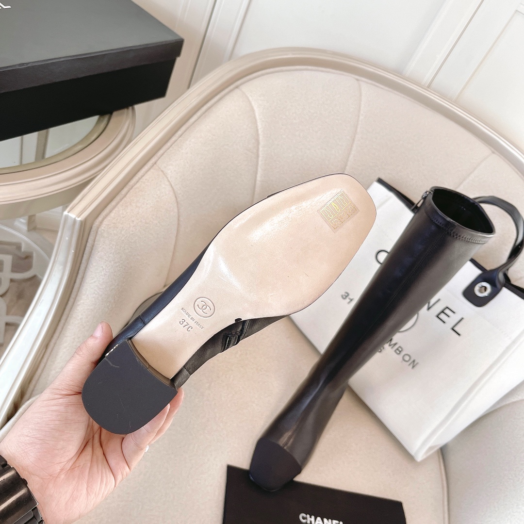 Chanel-Style Two-Tone Lambskin Ankle Boots with Block Heel and CC Logo 10 i1638609247 6387 8