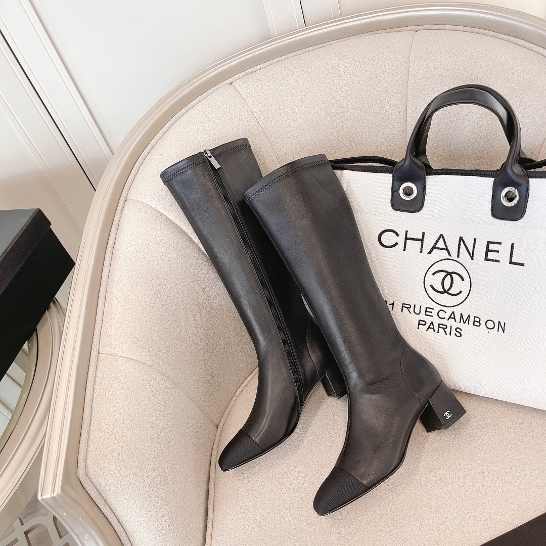Chanel-Style Two-Tone Lambskin Ankle Boots with Block Heel and CC Logo 6 i1638609247 8997 4