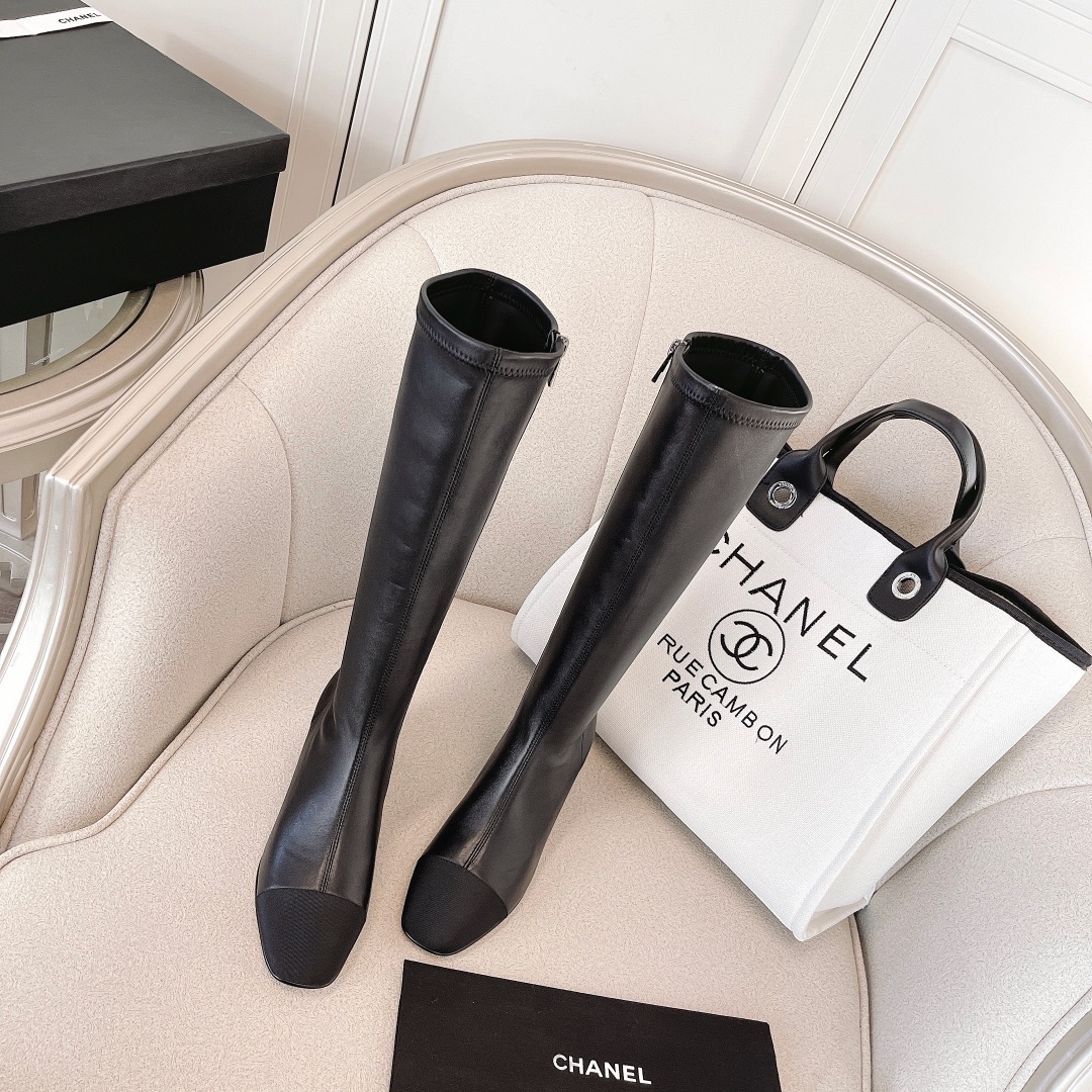 Chanel-Style Two-Tone Lambskin Ankle Boots with Block Heel and CC Logo 4 i1638609247 9979 2