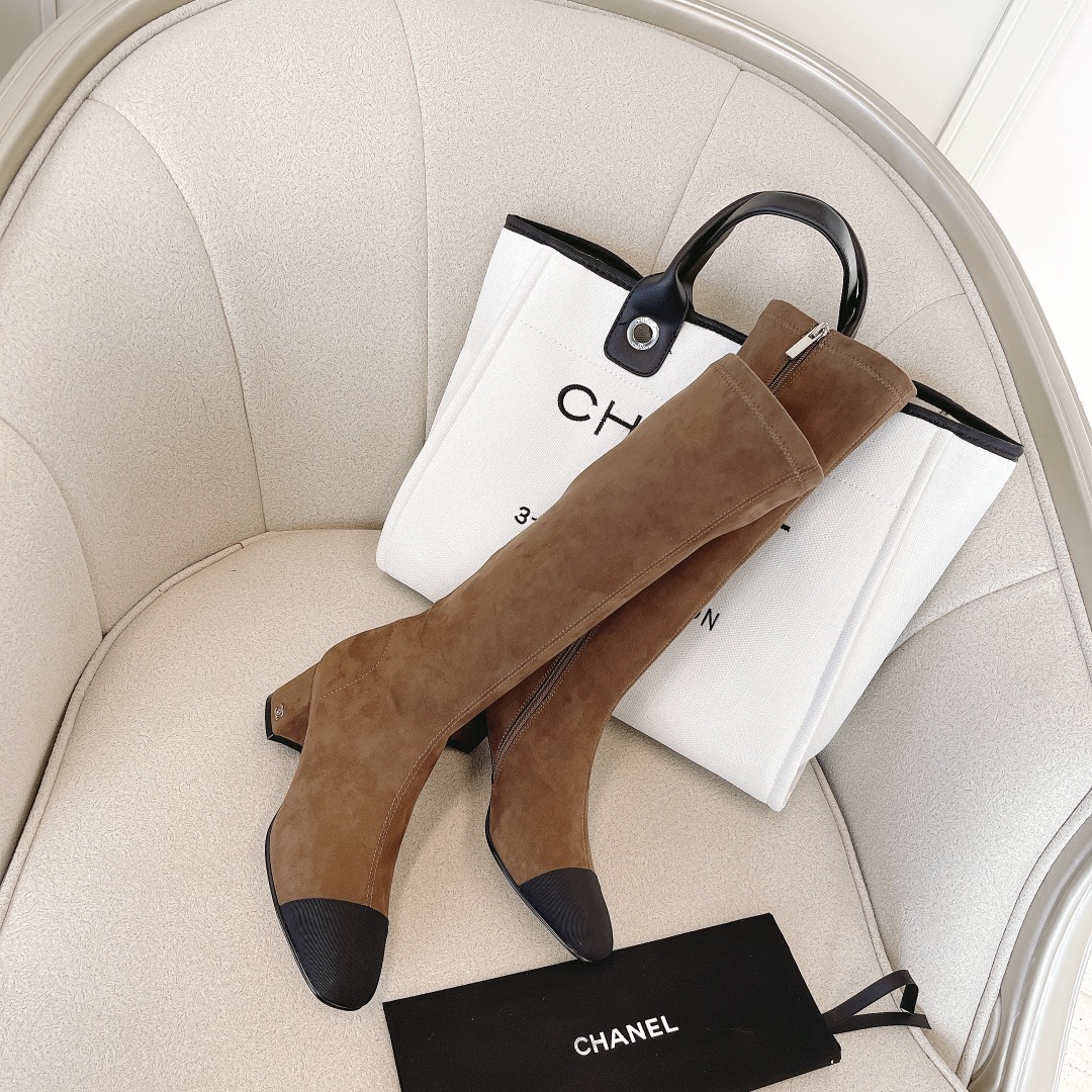 Elegant Chanel-Style Two-Tone Lambskin Ankle Boots with Block Heel 3 i1638609964 8227 1