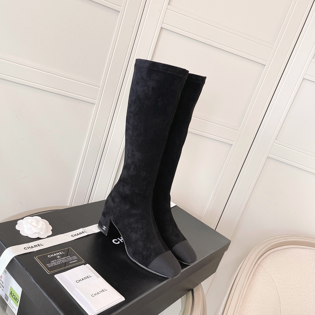 Elegant Two-Tone Ankle Boots with Block Heel and Iconic Logo Accent