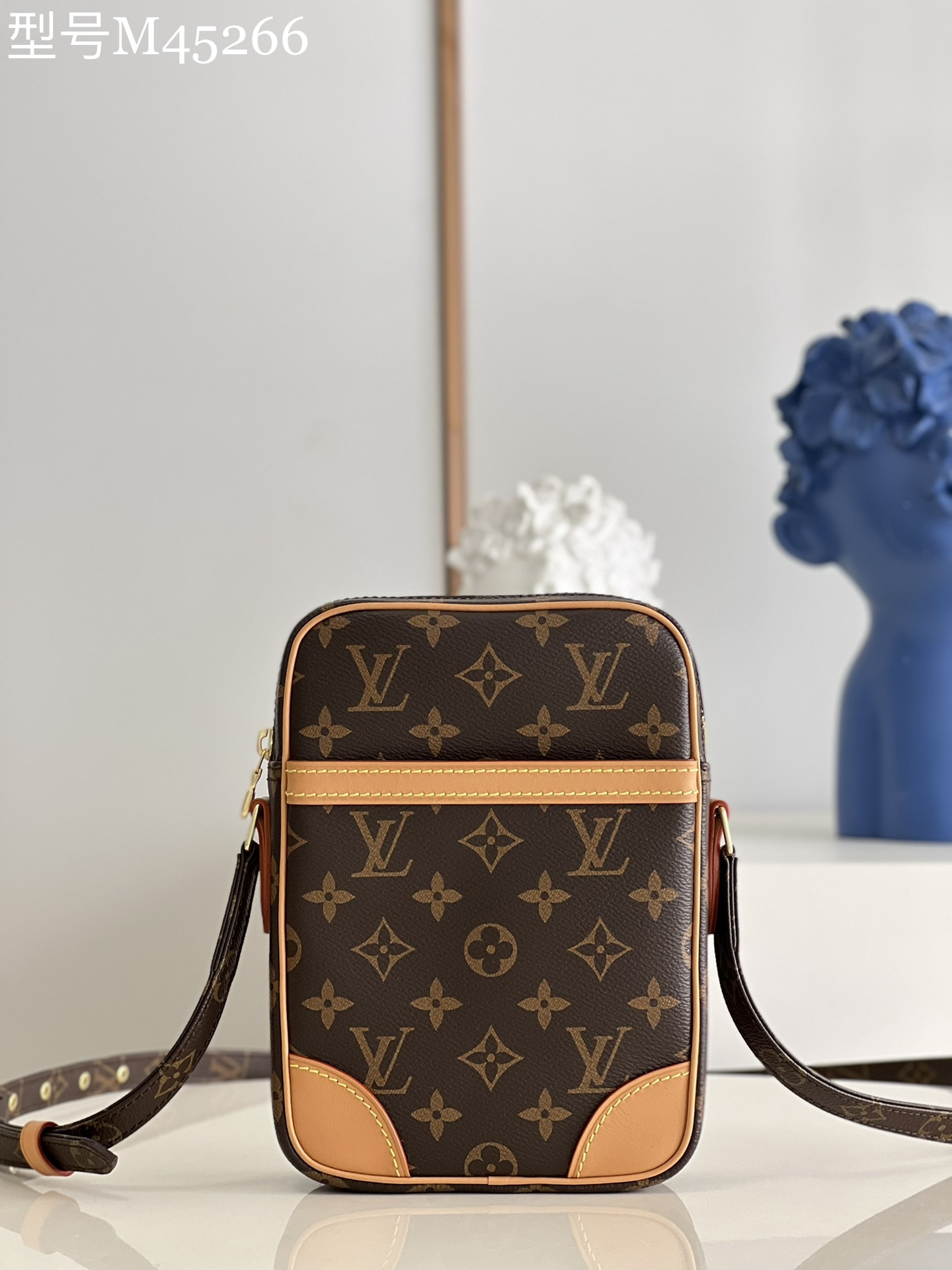 NO:398164,[Exclusive real photo M45266] Classic crossbody bag This handbag is made of monogram canvas and color-changing leather patch, medium and ancient flowers with yellow leather shoulder drag men's postman bag camera bag with shoulder straps, and can be crossbody!  Size 15×21×5. W.580, LV【original leather】,louis vuitton,satchels,crossbody bags19860909【独家实拍M45266】经典斜挎包 此款手袋采用monogram帆布与变色皮贴饰,中古老花配黄皮皮肩拖男士邮差包相机包 配以肩带,可斜挎！尺寸15×21×5. W.580,LV【原厂皮】,louis vuitton,satchels,crossbody bags,Bag