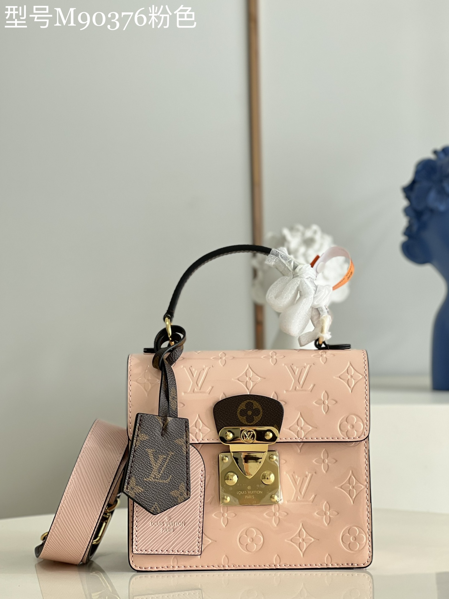 NO:398144,【Exclusive real photo M90376 pink】SPRING STREET handbag This Spring Street handbag is made of Monogram Vernis painted cowhide, with a versatile style. Inspired by the design launched by Marc Jacobs, the original women's art director, in 1999, uses contrasting iconic fabrics to create a neat and avant-garde style. The top handle and removable shoulder straps bring a variety of carry options. Size 17.0 x 16.0 x 8.5 cm sd.,LV [original leather],louis vuitton,cowhide19860909【独家实拍M90376粉色】SPRING STREET 手袋此款Spring Street手袋采用Monogram Vernis漆面牛皮,风格百搭.以原女装艺术总监Marc Jacobs于1999年推出的设计为灵感,运用对比色标志性面料,打造出利落而前卫的格调.顶部手柄与可拆卸肩带带来多种背携选择.尺寸17.0 x 16.0 x 8.5 cm sd.,LV【原厂皮】,louis vuitton,cowhide,Bag