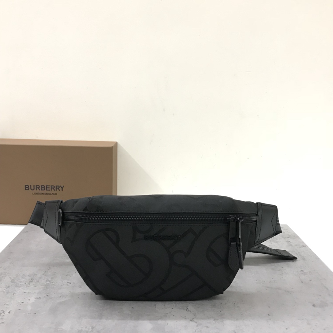 25 new product debut Burberrys new B-family waist bag and chest bag from the original counter. Drawing on the street style of the 1990s, it is ma