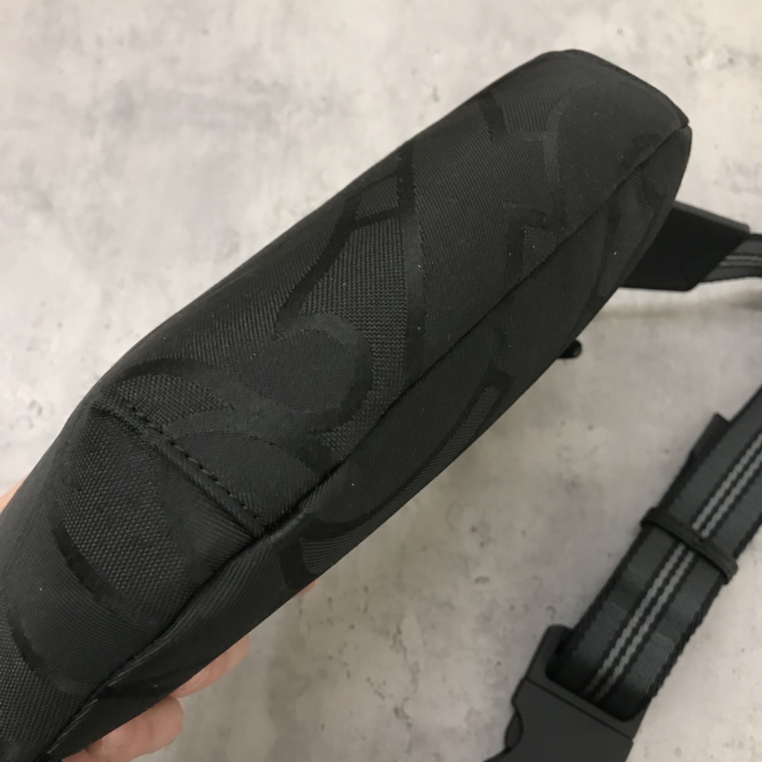 25 new product debut Burberrys new B-family waist bag and chest bag from the original counter. Drawing on the street style of the 1990s, it is ma