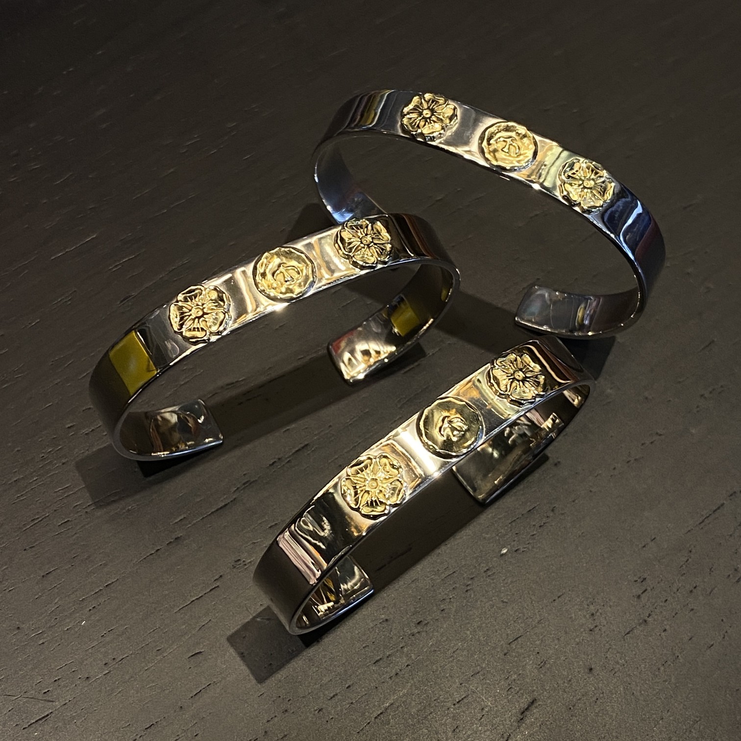 Takahashi Bracelet, Takahashi Feather