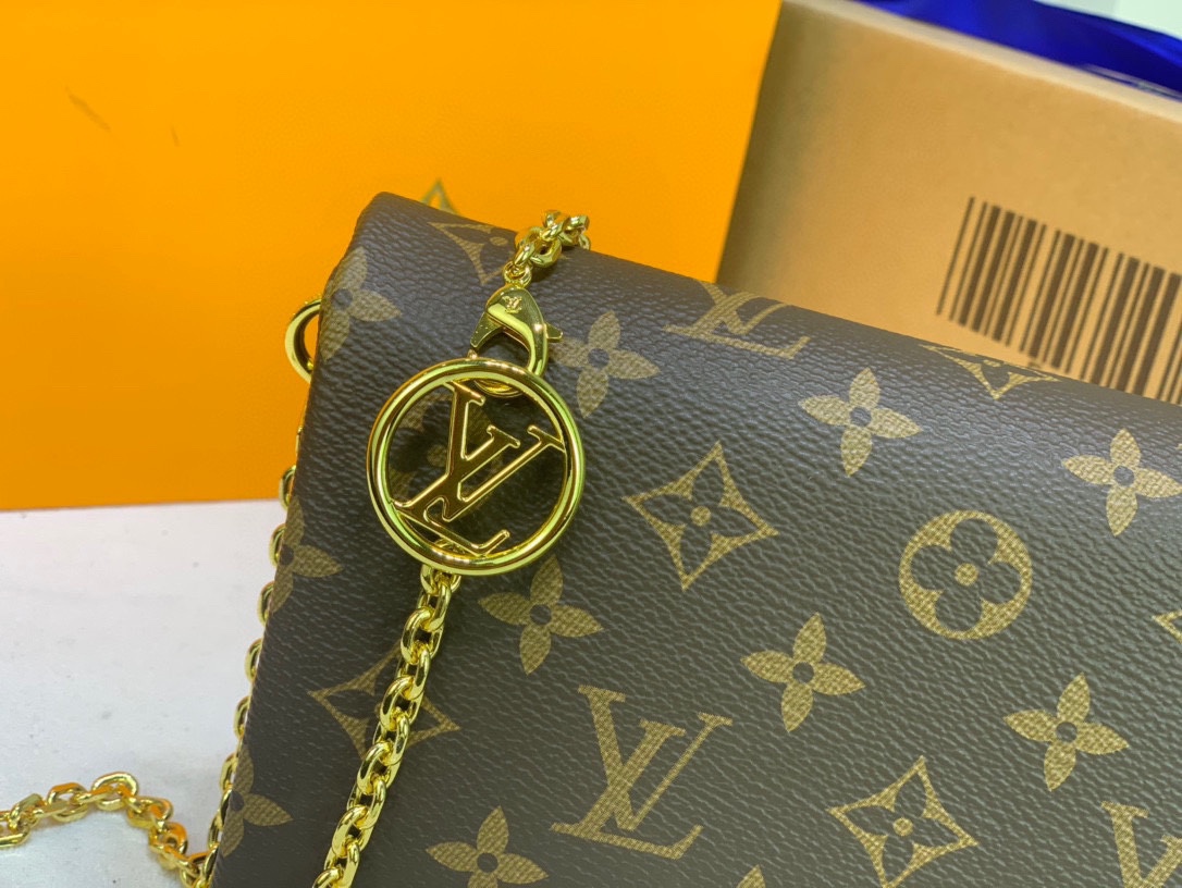 290 M80742 Pochette Coussin 链条包以 Monogram 压纹成就宛如抱枕的松软质感