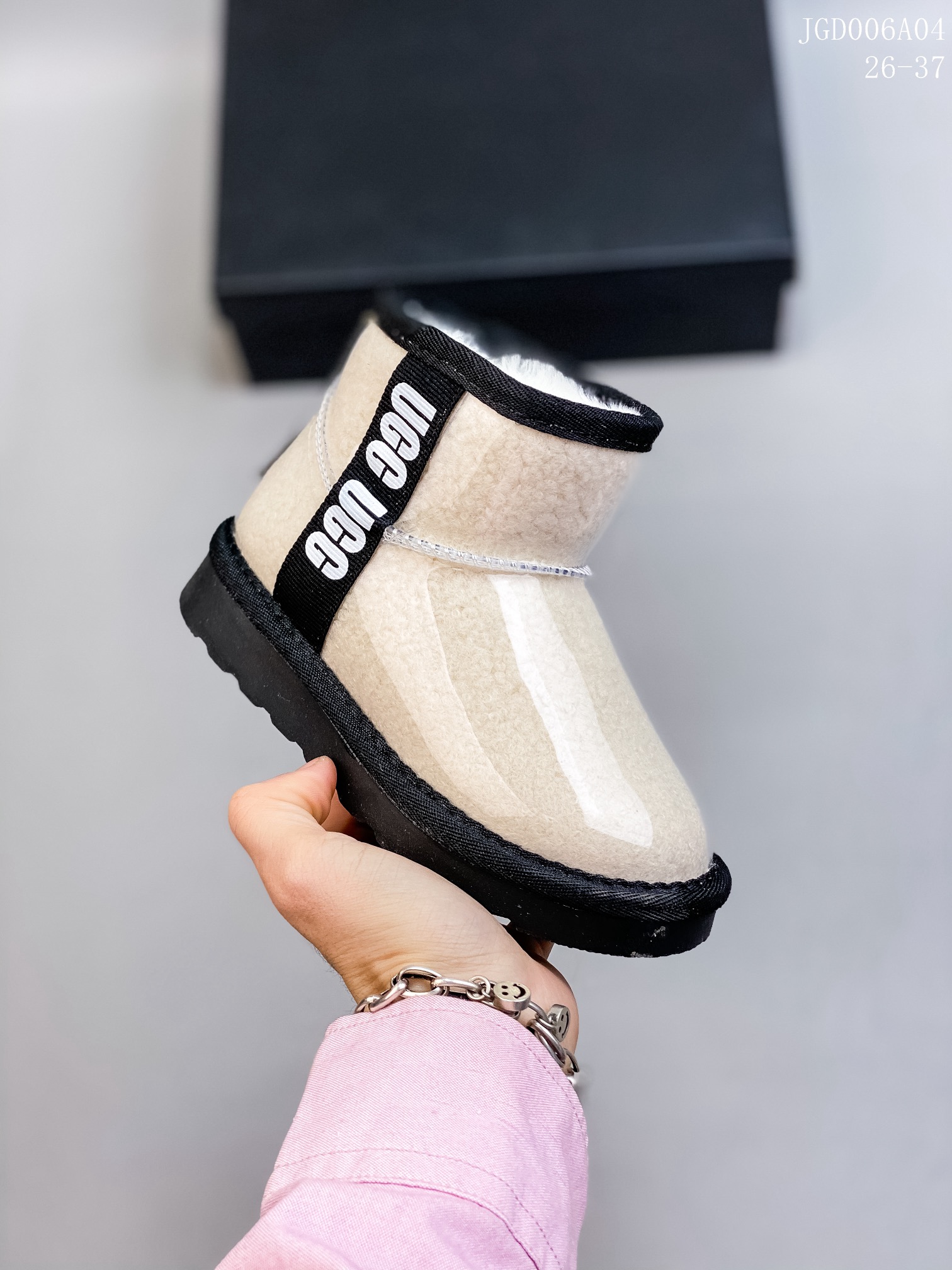 🍒UGG 2021爆版周冬雨同款果冻鞋明星同款秋冬新款加绒潮流棉鞋糖果透明儿童雪地靴短筒防水防滑保暖厚底一脚蹬童鞋亲了鞋 材料：进口莱卡面+织带+内里羊羔毛+内里混纺羊毛+橡胶防滑底 颜色：米色，奶茶色，粉色，黑色，豹纹色 号码：26-37码-选品中心