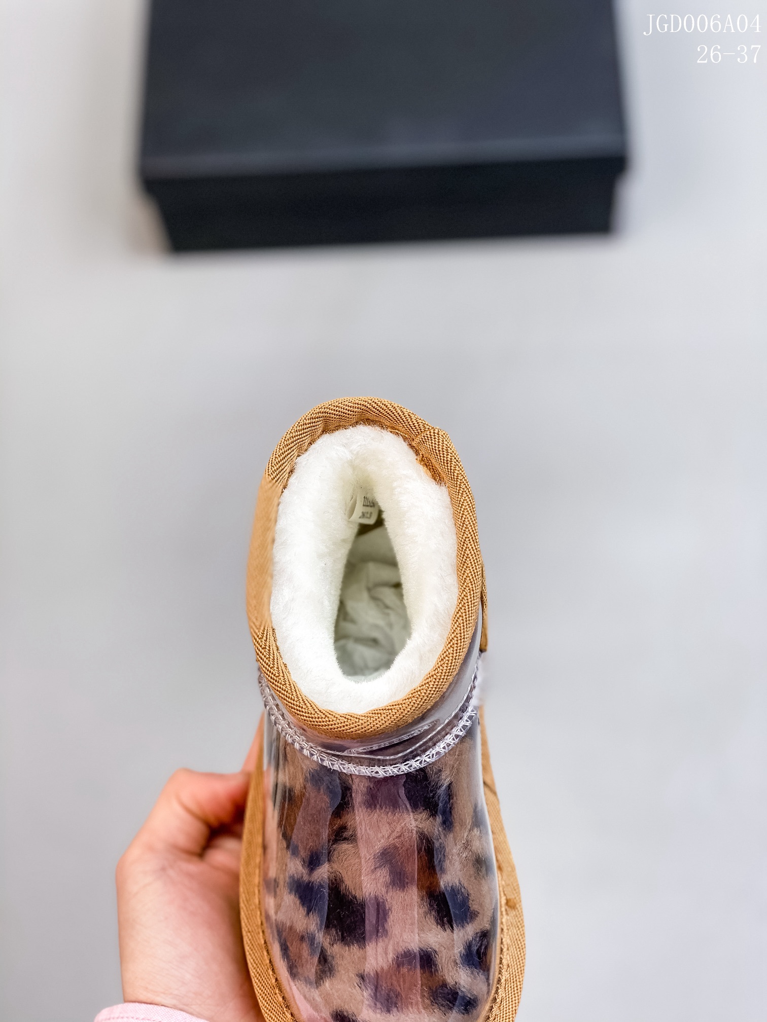 图片[7]-🍒UGG 2021爆版周冬雨同款果冻鞋明星同款秋冬新款加绒潮流棉鞋糖果透明儿童雪地靴短筒防水防滑保暖厚底一脚蹬童鞋亲了鞋 材料：进口莱卡面+织带+内里羊羔毛+内里混纺羊毛+橡胶防滑底 颜色：米色，奶茶色，粉色，黑色，豹纹色 号码：26-37码-选品中心