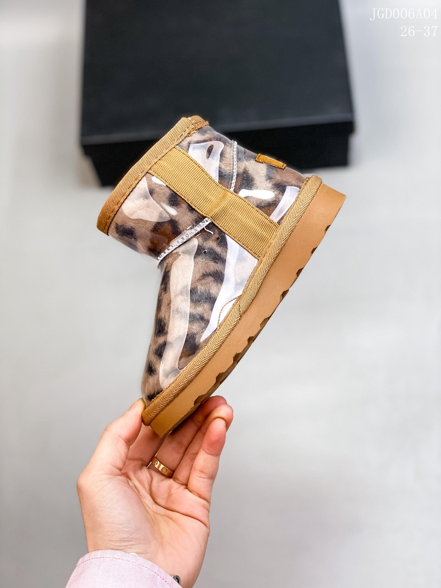 图片[3]-🍒UGG 2021爆版周冬雨同款果冻鞋明星同款秋冬新款加绒潮流棉鞋糖果透明儿童雪地靴短筒防水防滑保暖厚底一脚蹬童鞋亲了鞋 材料：进口莱卡面+织带+内里羊羔毛+内里混纺羊毛+橡胶防滑底 颜色：米色，奶茶色，粉色，黑色，豹纹色 号码：26-37码-选品中心