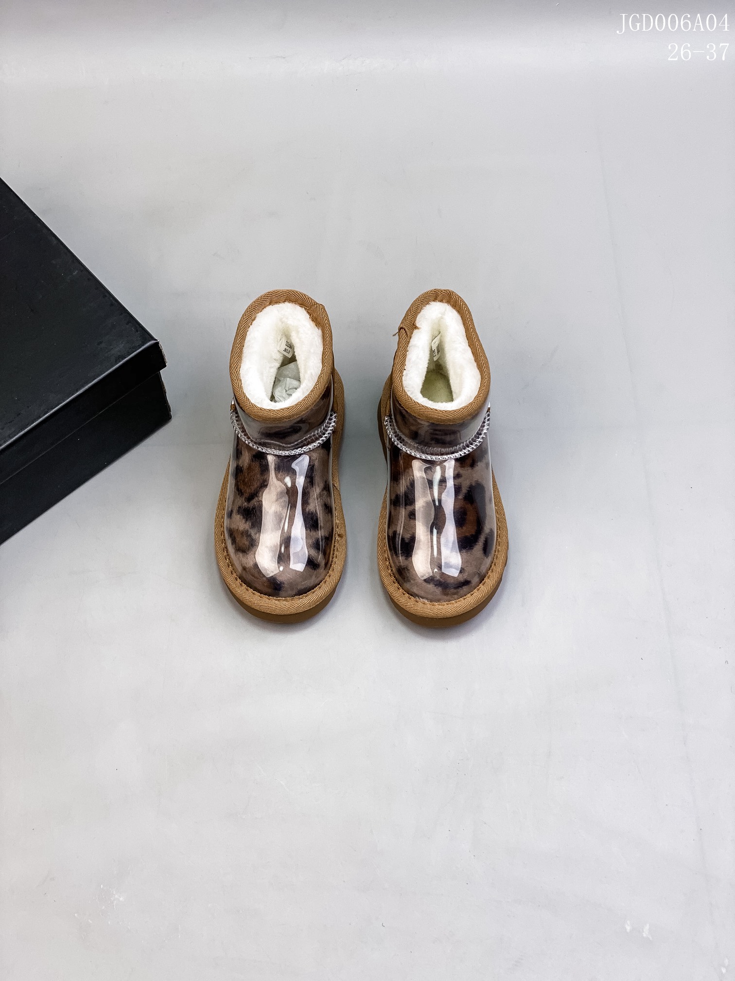 图片[9]-🍒UGG 2021爆版周冬雨同款果冻鞋明星同款秋冬新款加绒潮流棉鞋糖果透明儿童雪地靴短筒防水防滑保暖厚底一脚蹬童鞋亲了鞋 材料：进口莱卡面+织带+内里羊羔毛+内里混纺羊毛+橡胶防滑底 颜色：米色，奶茶色，粉色，黑色，豹纹色 号码：26-37码-选品中心