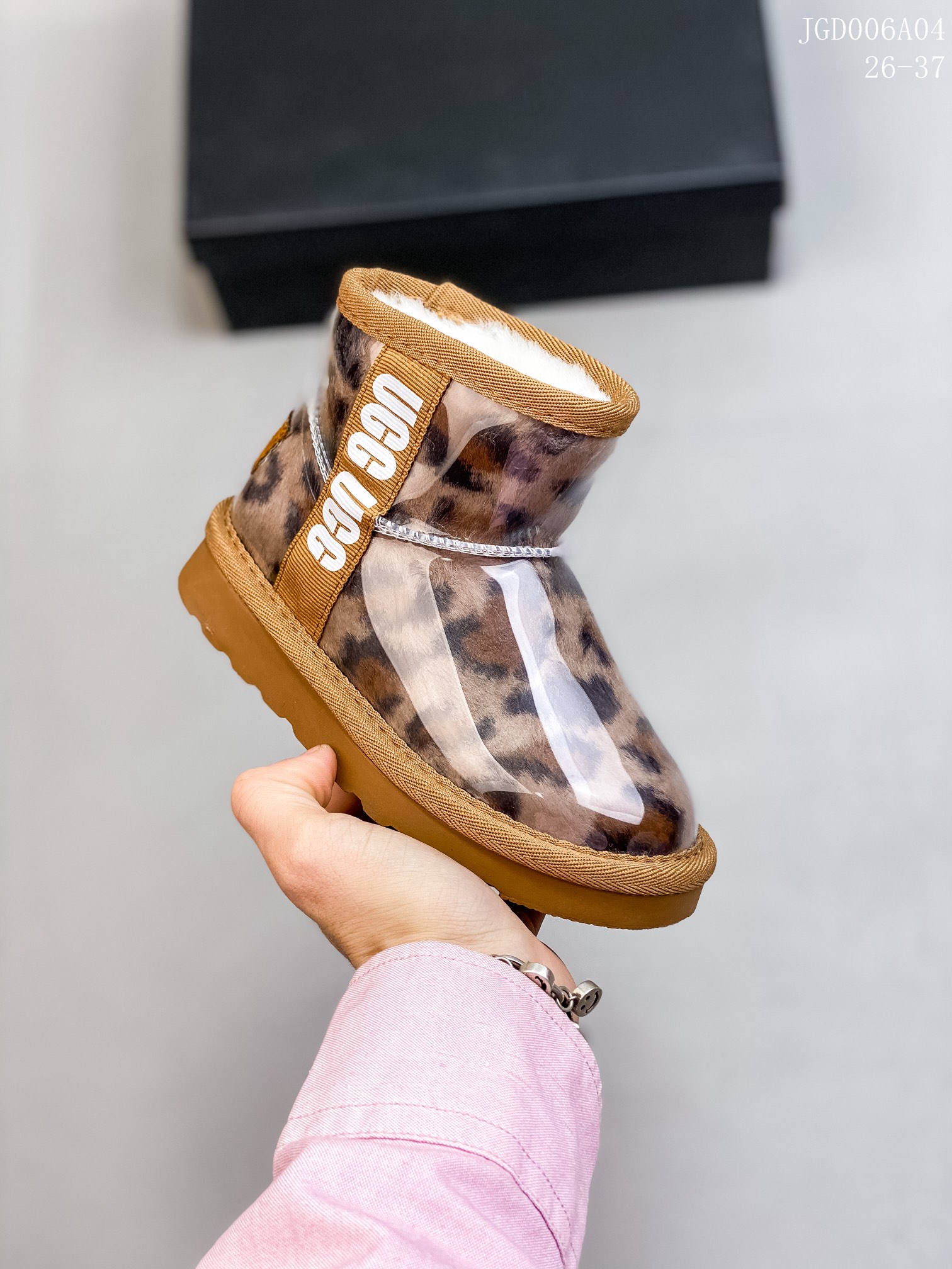 🍒UGG 2021爆版周冬雨同款果冻鞋明星同款秋冬新款加绒潮流棉鞋糖果透明儿童雪地靴短筒防水防滑保暖厚底一脚蹬童鞋亲了鞋 材料：进口莱卡面+织带+内里羊羔毛+内里混纺羊毛+橡胶防滑底 颜色：米色，奶茶色，粉色，黑色，豹纹色 号码：26-37码-选品中心