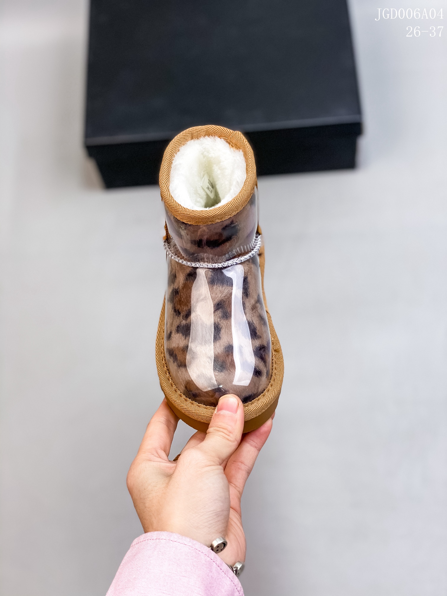 图片[2]-🍒UGG 2021爆版周冬雨同款果冻鞋明星同款秋冬新款加绒潮流棉鞋糖果透明儿童雪地靴短筒防水防滑保暖厚底一脚蹬童鞋亲了鞋 材料：进口莱卡面+织带+内里羊羔毛+内里混纺羊毛+橡胶防滑底 颜色：米色，奶茶色，粉色，黑色，豹纹色 号码：26-37码-选品中心