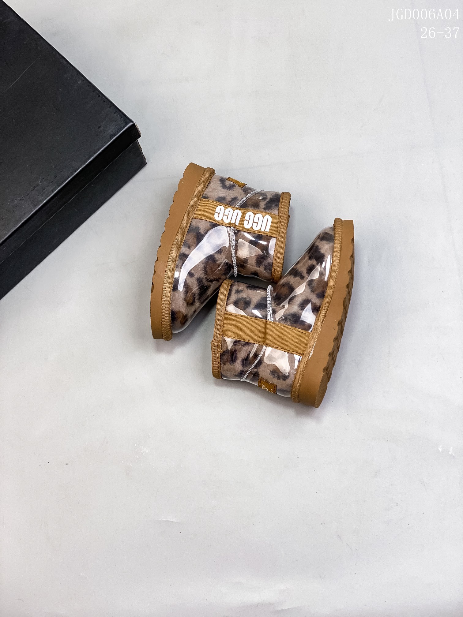 图片[8]-🍒UGG 2021爆版周冬雨同款果冻鞋明星同款秋冬新款加绒潮流棉鞋糖果透明儿童雪地靴短筒防水防滑保暖厚底一脚蹬童鞋亲了鞋 材料：进口莱卡面+织带+内里羊羔毛+内里混纺羊毛+橡胶防滑底 颜色：米色，奶茶色，粉色，黑色，豹纹色 号码：26-37码-选品中心