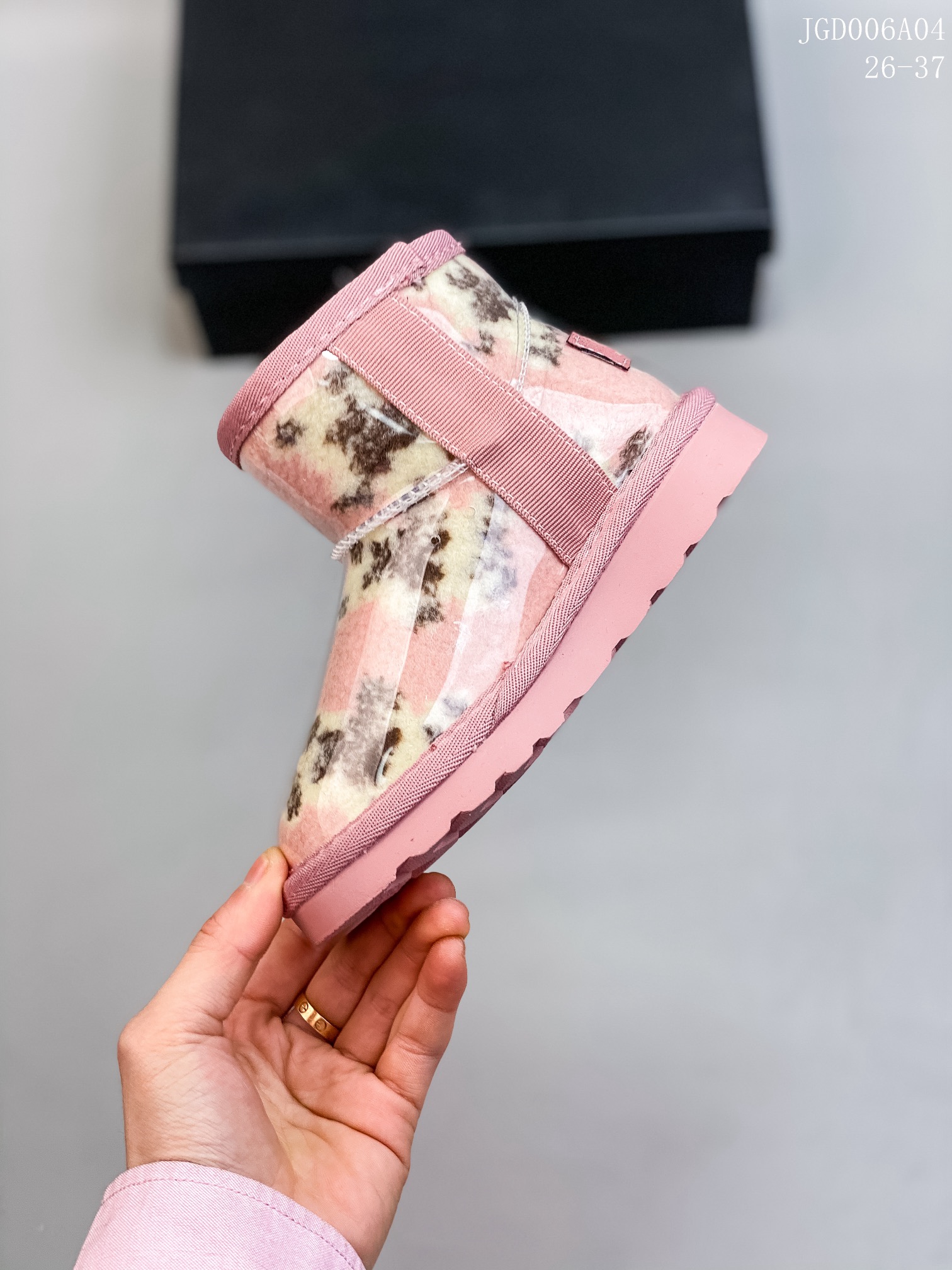 图片[3]-🍒UGG 2021爆版周冬雨同款果冻鞋明星同款秋冬新款加绒潮流棉鞋糖果透明儿童雪地靴短筒防水防滑保暖厚底一脚蹬童鞋亲了鞋 材料：进口莱卡面+织带+内里羊羔毛+内里混纺羊毛+橡胶防滑底 颜色：米色，奶茶色，粉色，黑色，豹纹色 号码：26-37码-选品中心