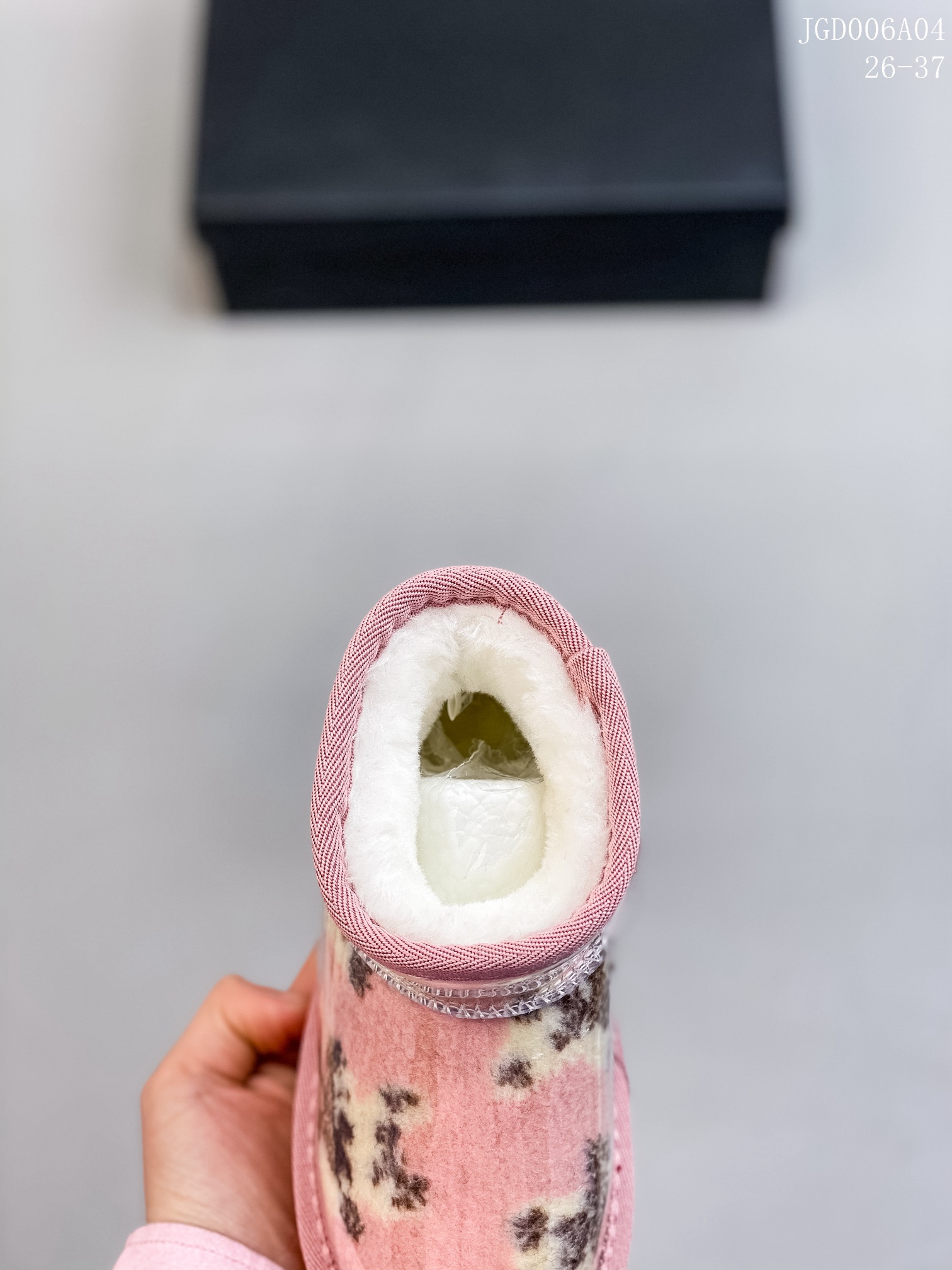 图片[7]-🍒UGG 2021爆版周冬雨同款果冻鞋明星同款秋冬新款加绒潮流棉鞋糖果透明儿童雪地靴短筒防水防滑保暖厚底一脚蹬童鞋亲了鞋 材料：进口莱卡面+织带+内里羊羔毛+内里混纺羊毛+橡胶防滑底 颜色：米色，奶茶色，粉色，黑色，豹纹色 号码：26-37码-选品中心