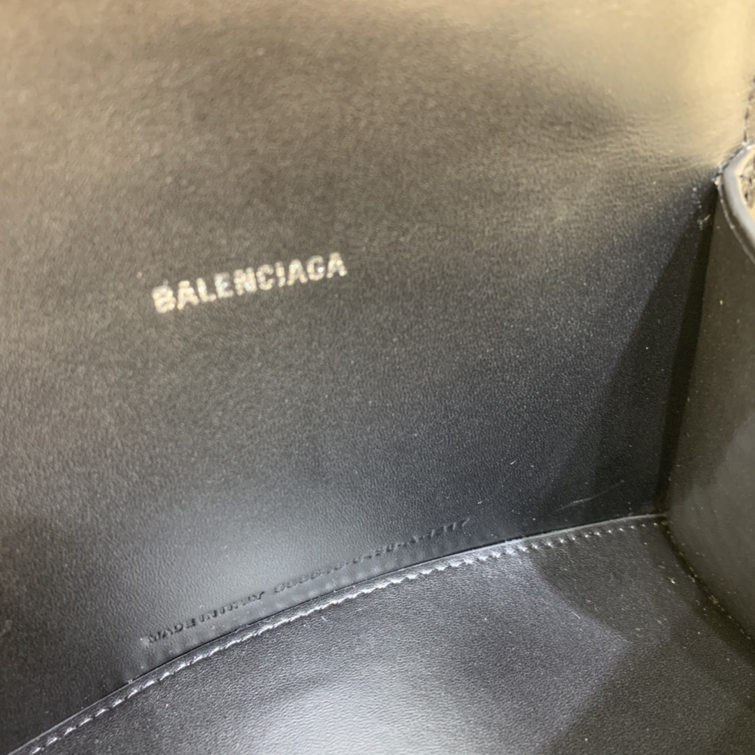 mini号原单Balencia巴黎家本季重磅鳄鱼黑配银扣沙漏包独特的标志性弧线形状造型极具辨识度一眼就让