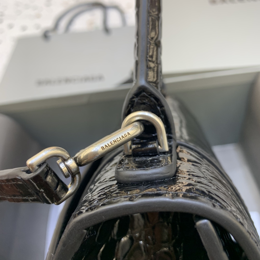 小号原单Balencia巴黎家本季重磅鳄鱼黑配银扣沙漏包独特的标志性弧线形状造型极具辨识度一眼就让人眼前