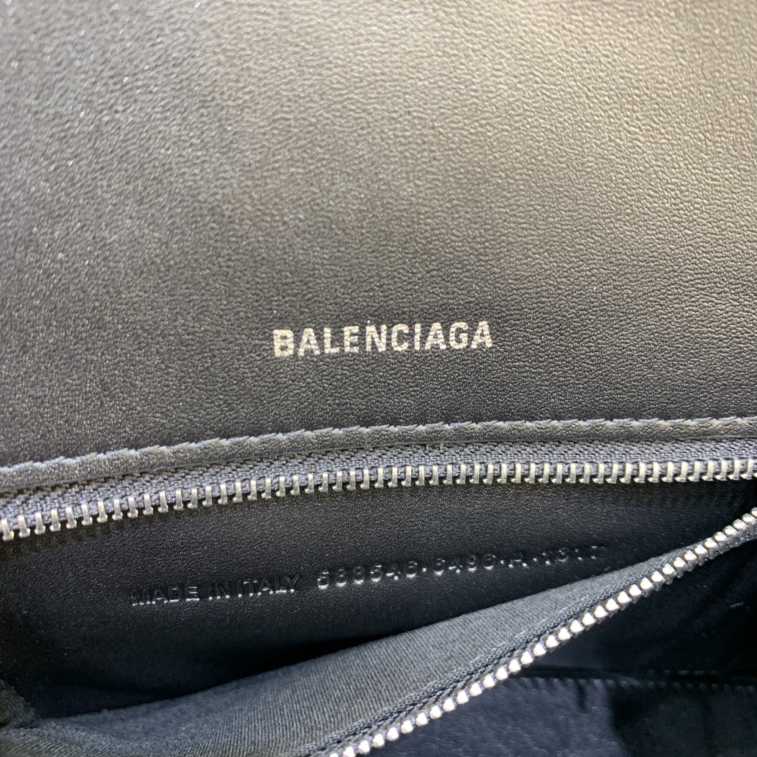 小号原单Balencia巴黎家本季重磅鳄鱼黑配银扣沙漏包独特的标志性弧线形状造型极具辨识度一眼就让人眼前
