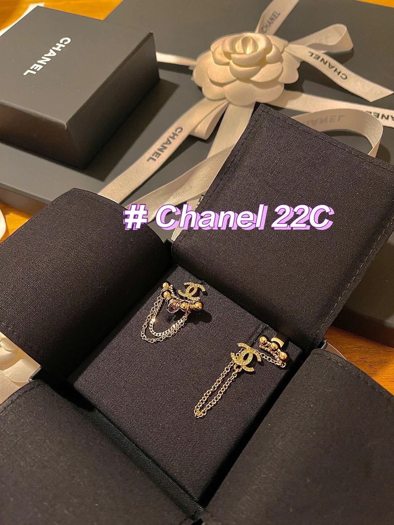 Chanel 耳环 设计透露出英国 贵族气息 黄铜材质，浓郁的民族风范气息 气场十足