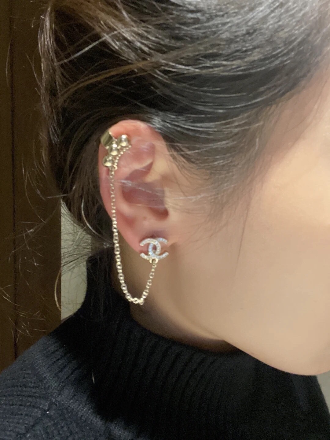 Chanel 耳环 设计透露出英国 贵族气息 黄铜材质，浓郁的民族风范气息 气场十足