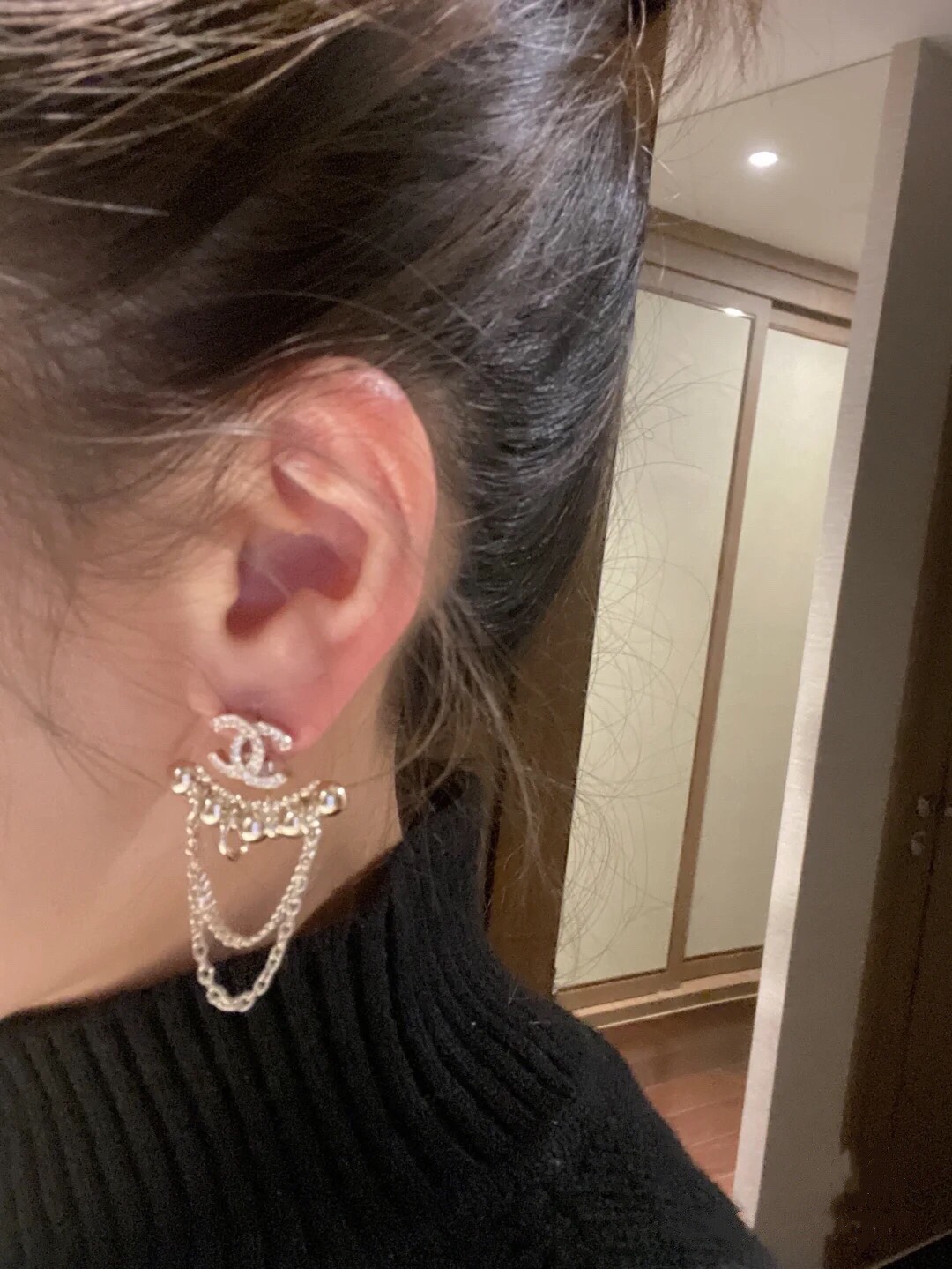 Chanel 耳环 设计透露出英国 贵族气息 黄铜材质，浓郁的民族风范气息 气场十足