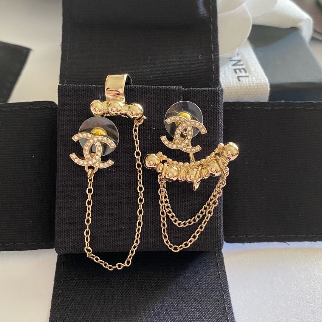 Chanel 耳环 设计透露出英国 贵族气息 黄铜材质，浓郁的民族风范气息 气场十足
