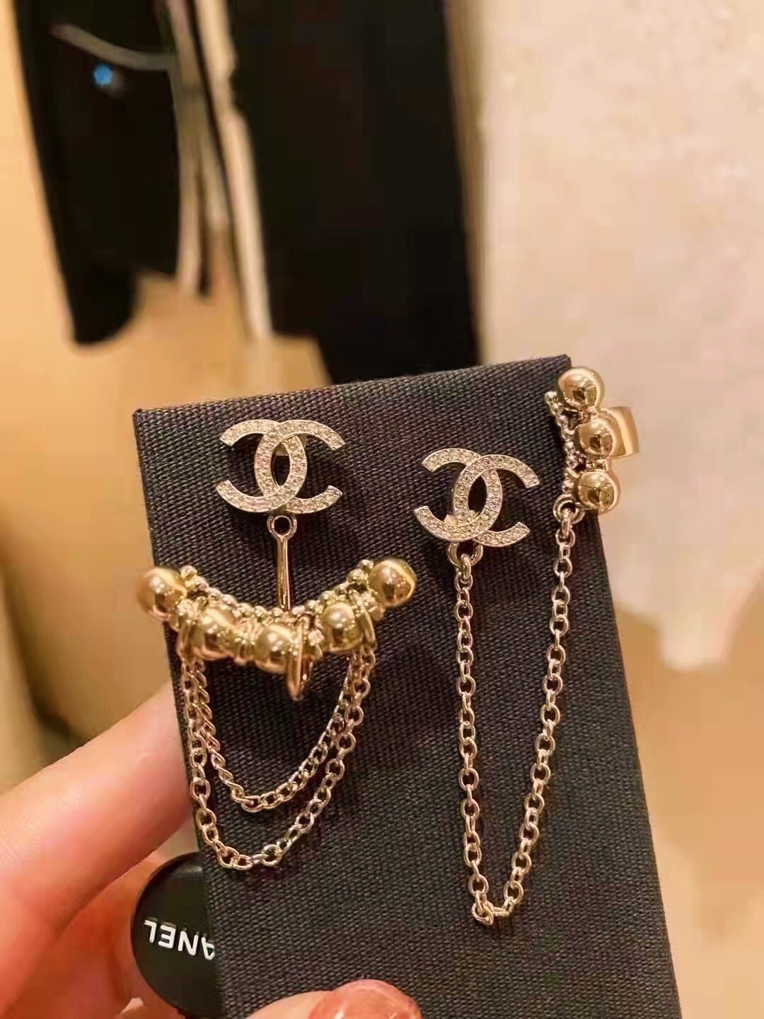 Chanel 耳环 设计透露出英国 贵族气息 黄铜材质，浓郁的民族风范气息 气场十足