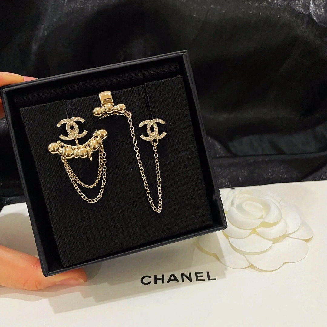 Chanel 耳环 设计透露出英国 贵族气息 黄铜材质，浓郁的民族风范气息 气场十足