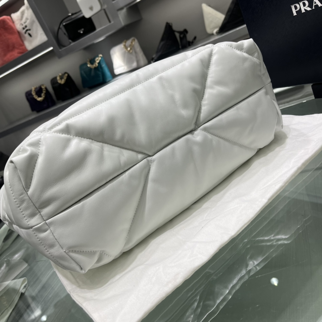Prada 进口小羊皮羽绒棉包 白